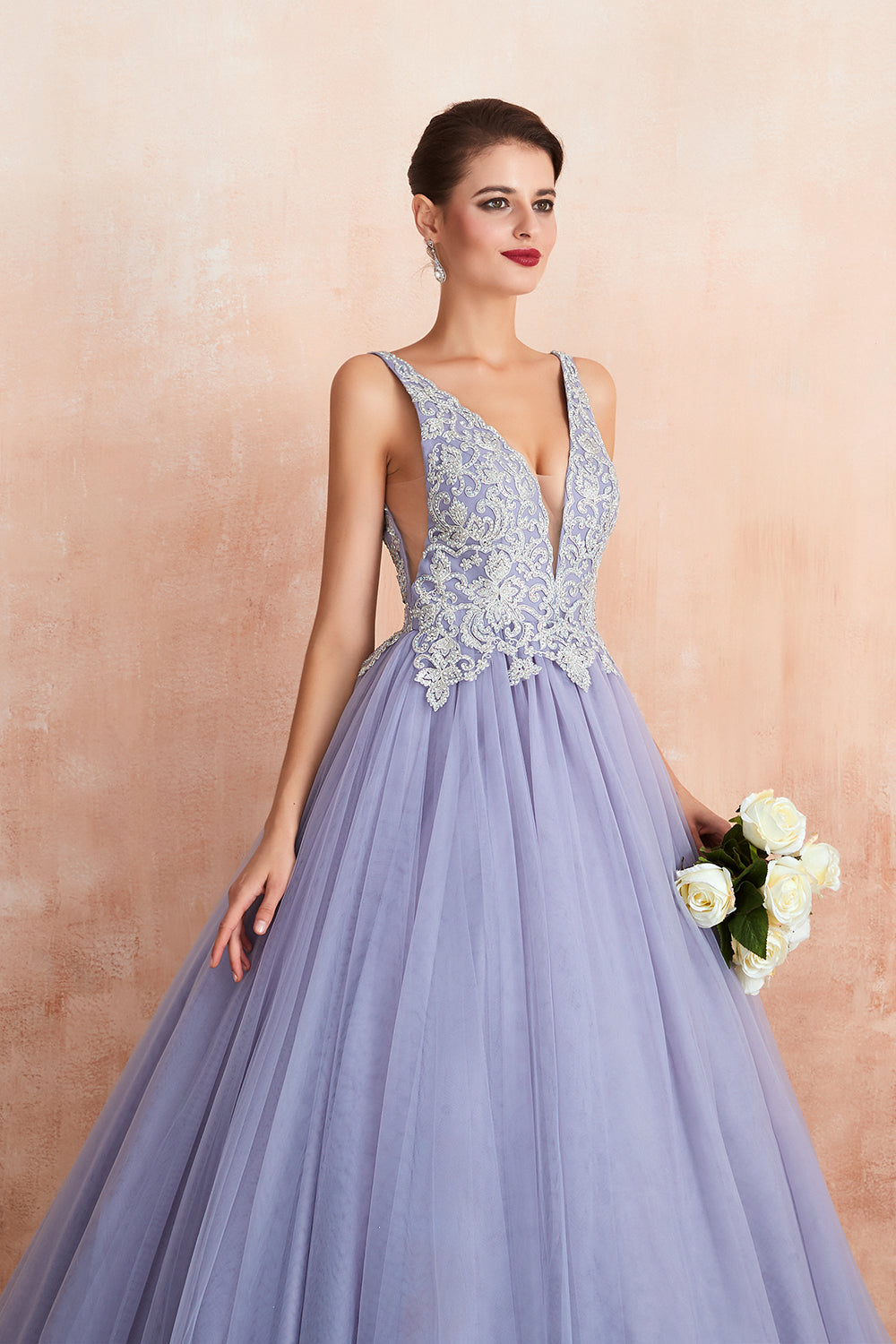 Ausgezeichnetes langes, ärmelloses, rückenfreies Ballkleid aus Tüll im Prinzessinnen-Stil mit V-Ausschnitt
