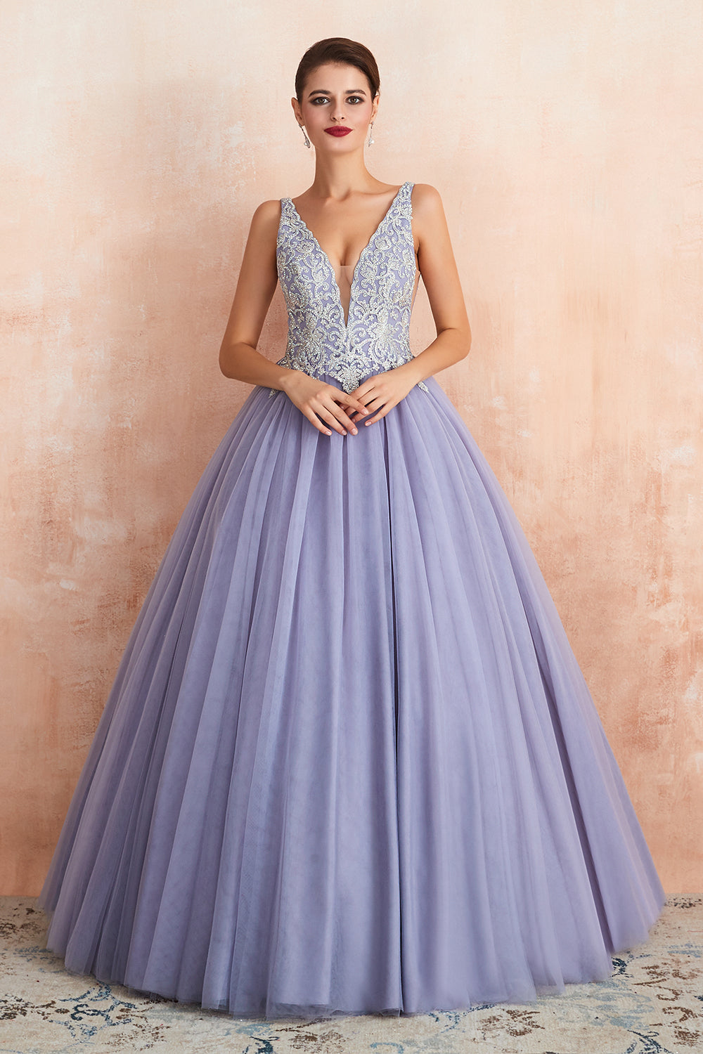 Ausgezeichnetes langes, ärmelloses, rückenfreies Ballkleid aus Tüll im Prinzessinnen-Stil mit V-Ausschnitt
