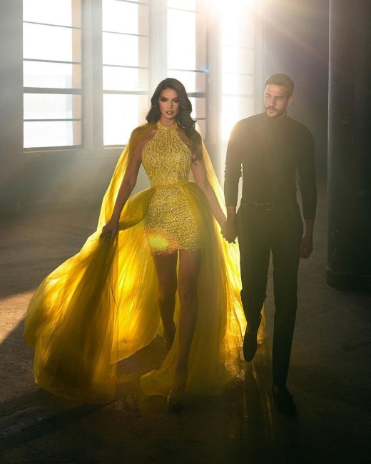 Extravagantes vestidos de fiesta largos dorados sin mangas con cola desmontable