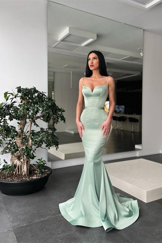 Vestido de fiesta formal de satén con tirantes finos y escote corazón y corte sirena