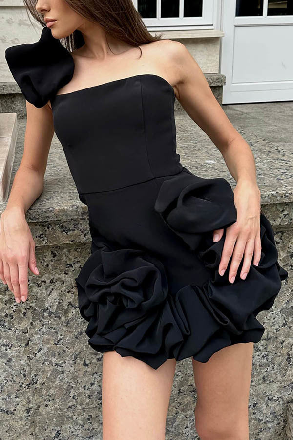 Entzückendes und elegantes Vibe – Schulterfreies Minikleid mit Volant