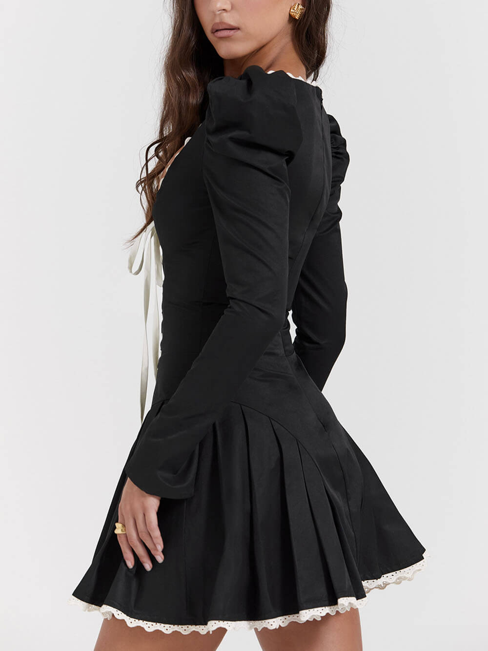 Schwarz-cremefarbenes plissiertes Minikleid