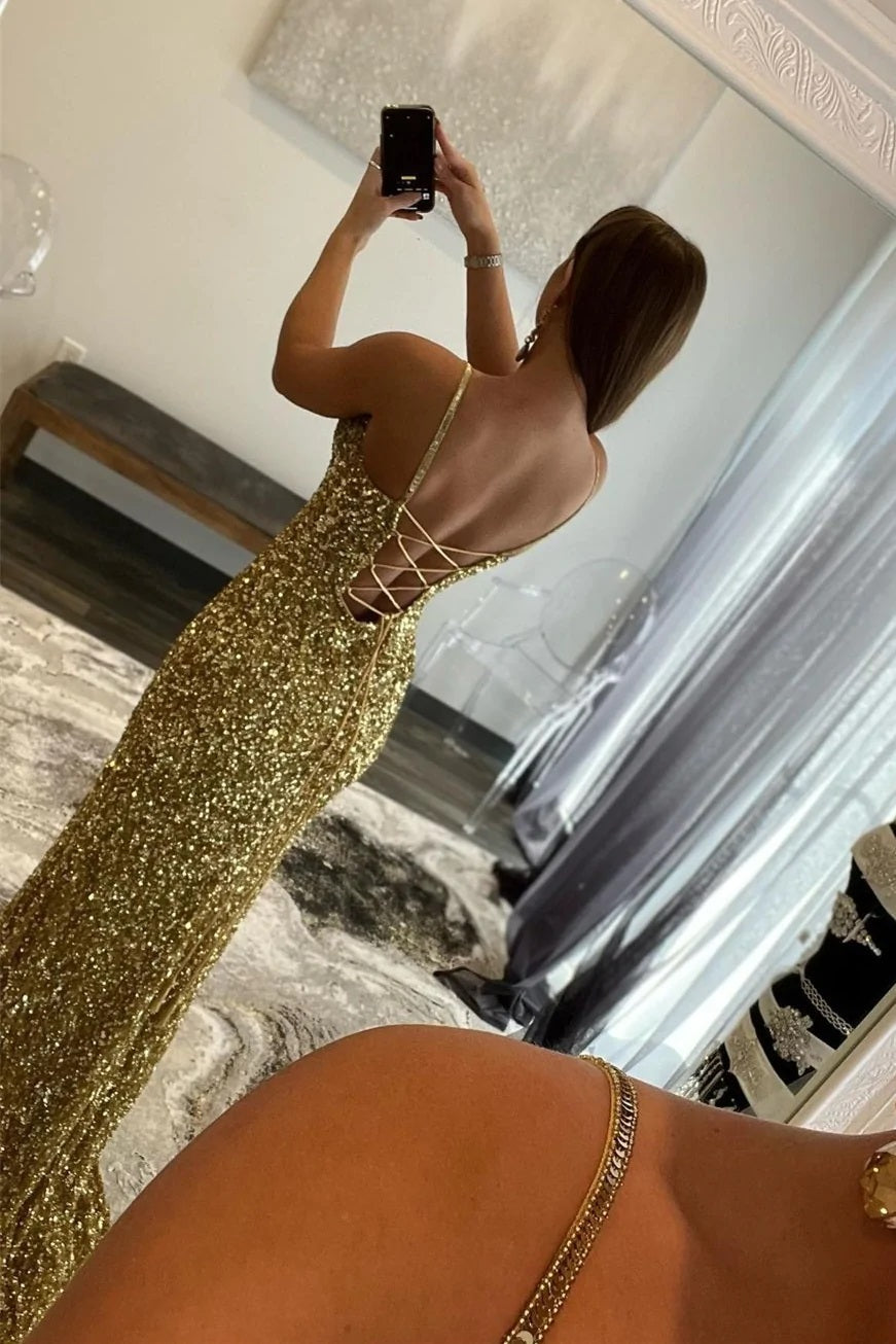 Encantador vestido de fiesta largo de sirena con escote en V y lentejuelas doradas con abertura