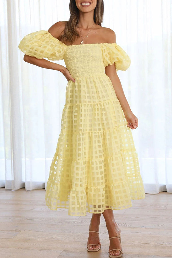 Dare To Dance – Midikleid aus gesmoktem Stoff mit quadratischem Muster und Puffärmeln