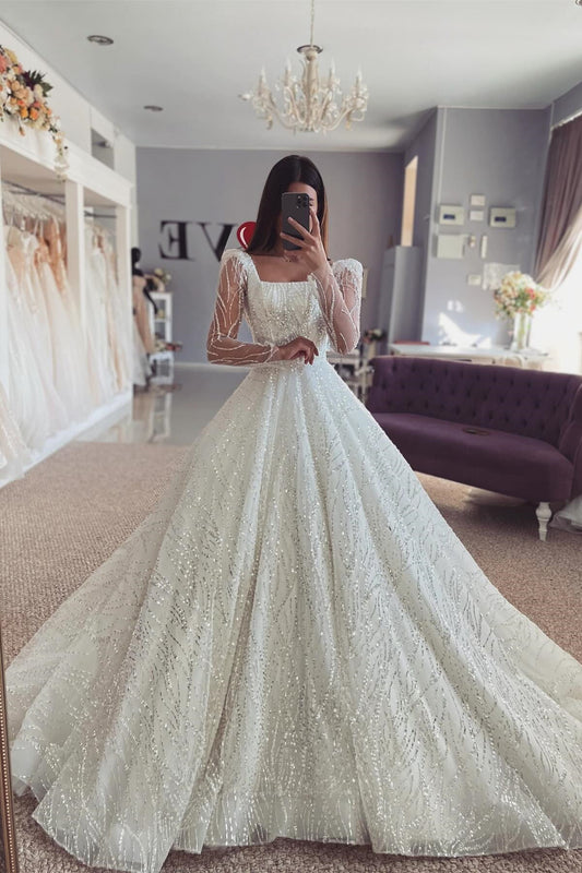 Fabelhaftes weißes Brautkleid in A-Linie mit Spitze, schulterfrei, langen Ärmeln und Rüschen