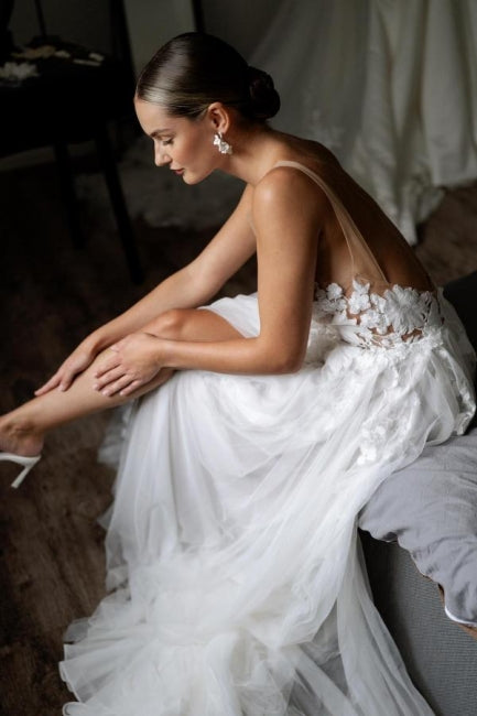 Fabuloso vestido de novia blanco sin mangas con escote en V, encaje y apliques.