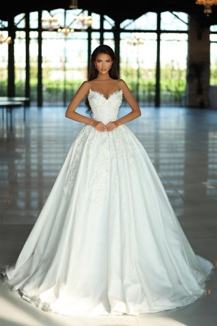 Fabulosos vestidos de novia blancos sin mangas con escote en V, encaje y apliques.
