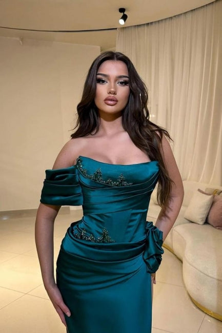 Fabuloso vestido de fiesta de satén con escote redondo, sin mangas y volantes