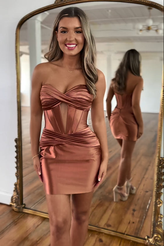 Fabelhaftes säulenförmiges, trägerloses, ärmelloses, kurzes Homecoming-Kleid aus Satin mit Rüschen