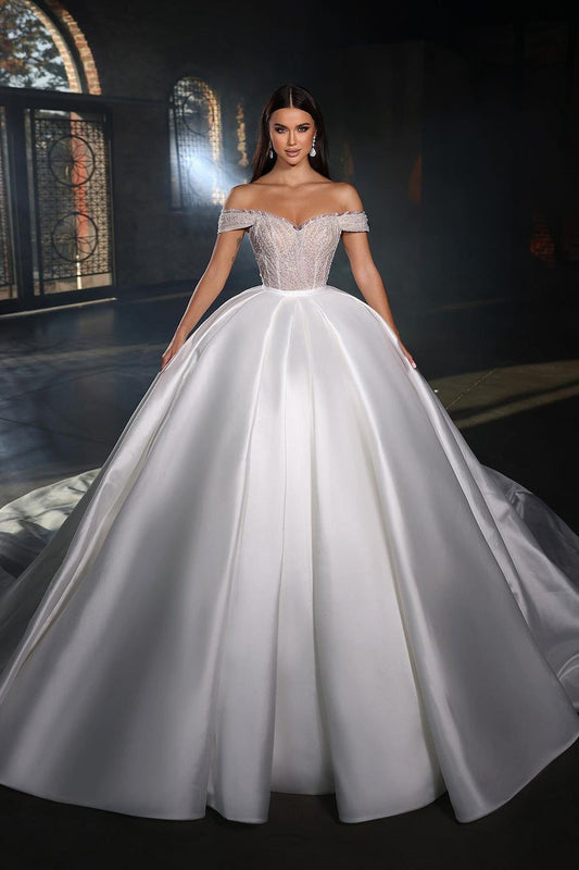 Fabuloso vestido de novia de satén con escote corazón, sin mangas, hombros descubiertos y volantes.