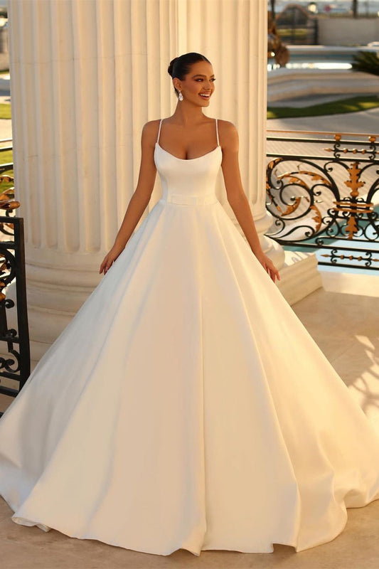 Fabuloso vestido de novia largo blanco de satén con tirantes finos y corte en A