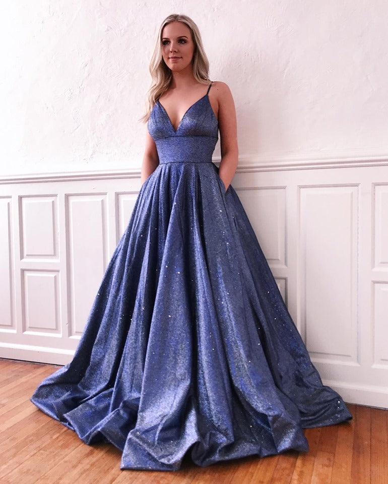 Faszinierendes langes A-Linien-Ballkleid aus heller Seide mit V-Ausschnitt und Taschen