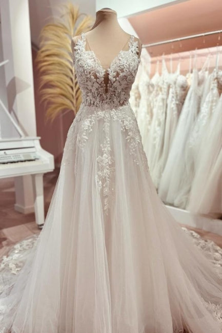 Vestido de novia largo de tul con encaje, escote en V y cola.