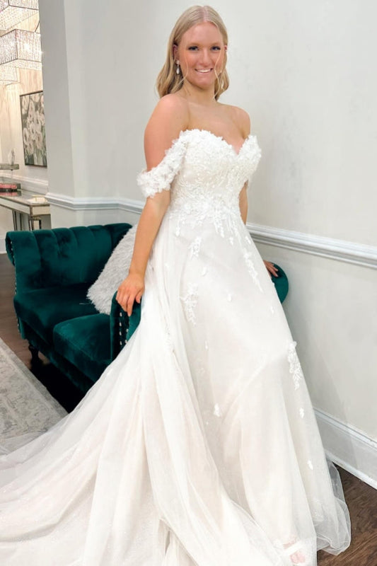 Vestido de novia largo color marfil, corte A, hombros descubiertos, apliques de tul y moderno.
