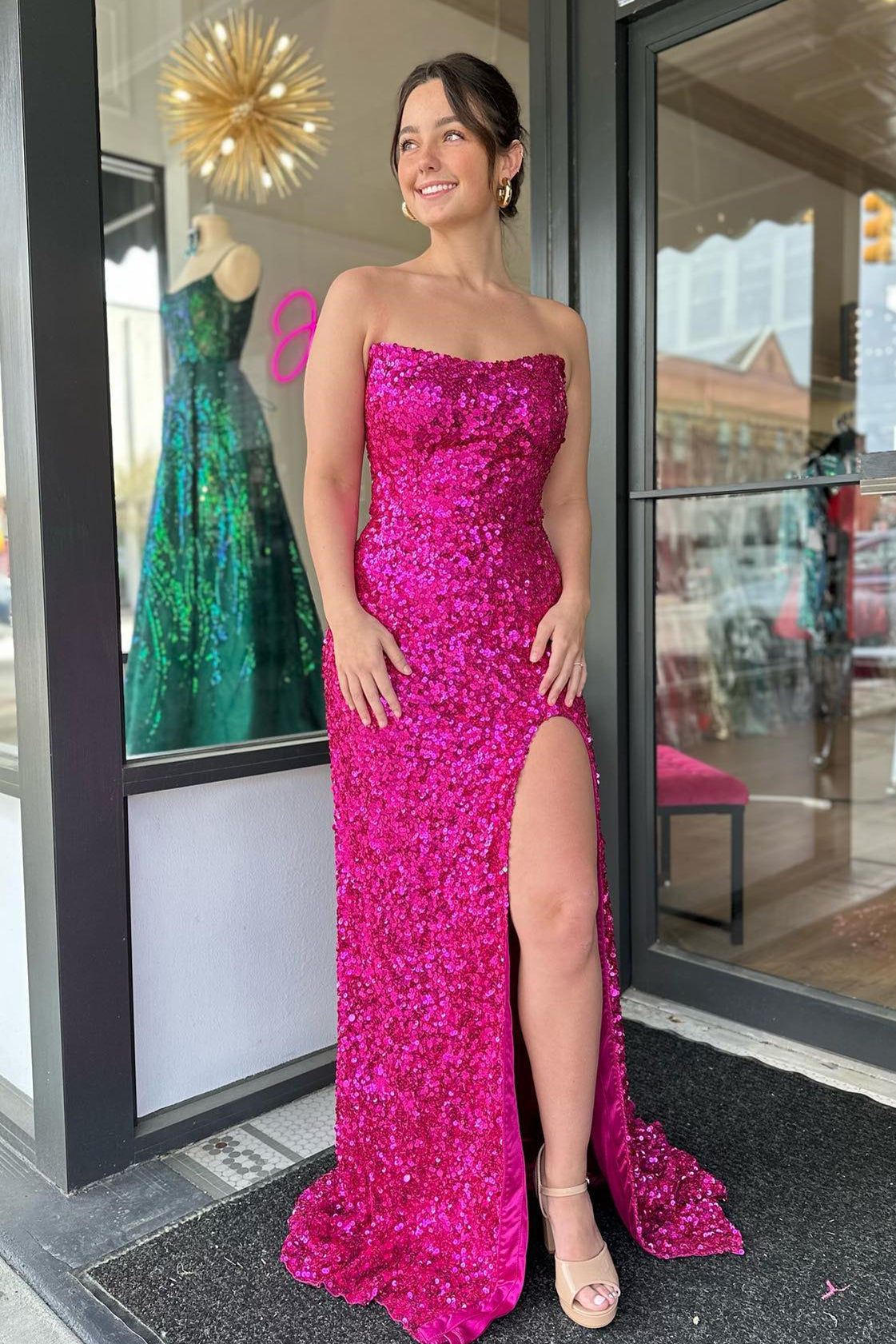 Vestido de fiesta largo con lentejuelas y abertura sin tirantes