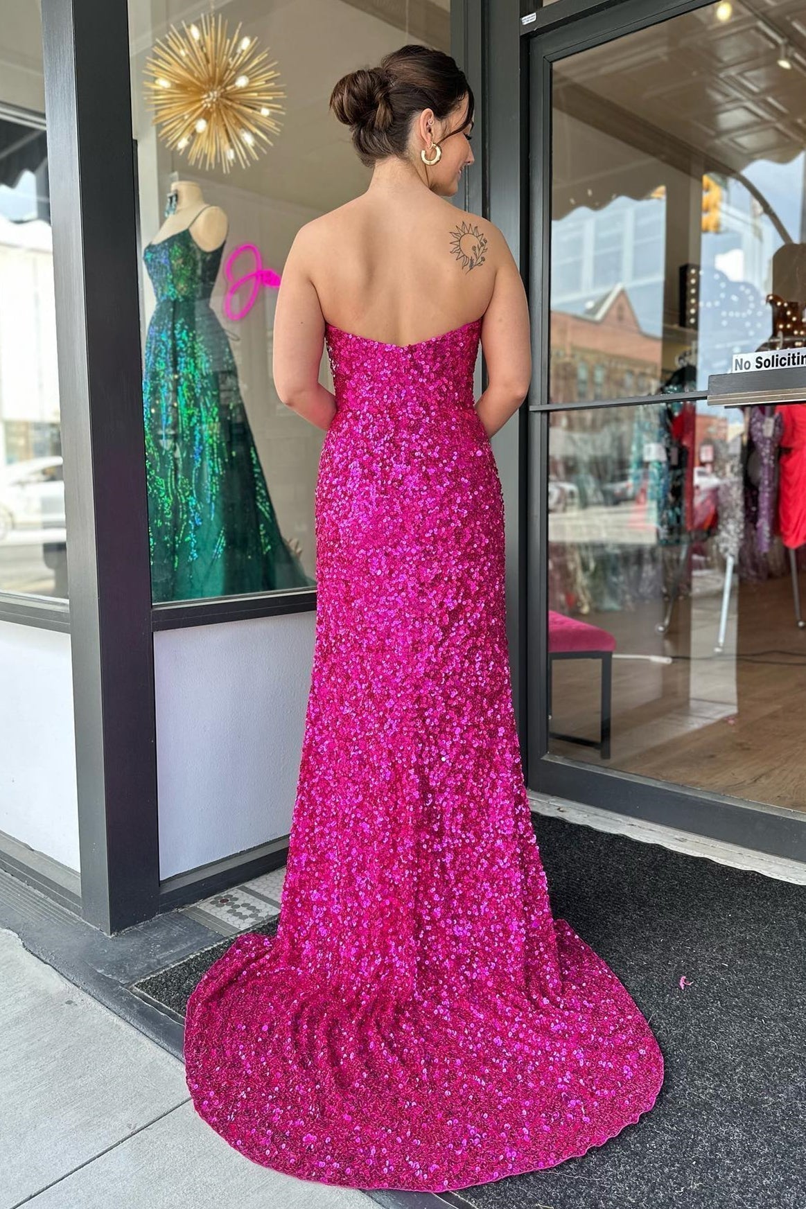 Vestido de fiesta largo con lentejuelas y abertura sin tirantes