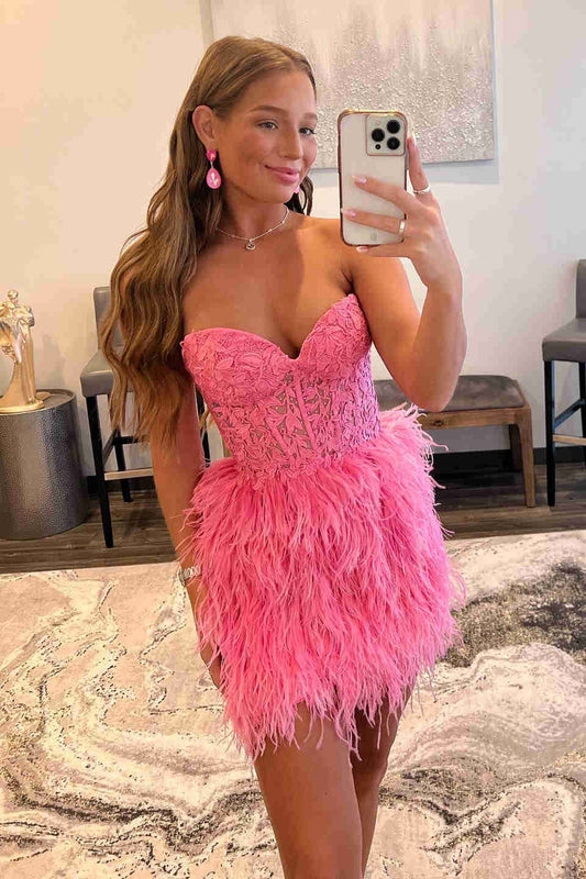 Vestido de fiesta con falda de plumas y encaje con escote en forma de corazón