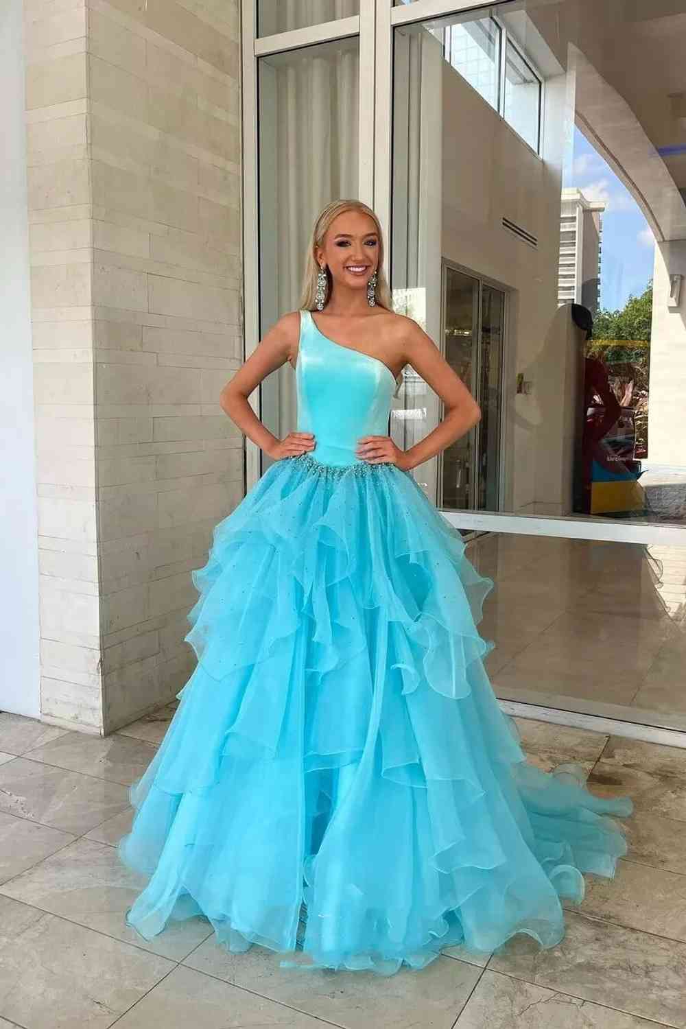 Belinda | Vestido largo formal de terciopelo azul rey con un solo hombro y volantes