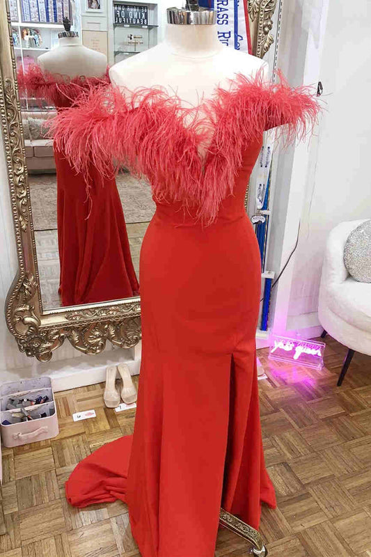 Vestido formal largo con escote pronunciado y plumas rojas con abertura