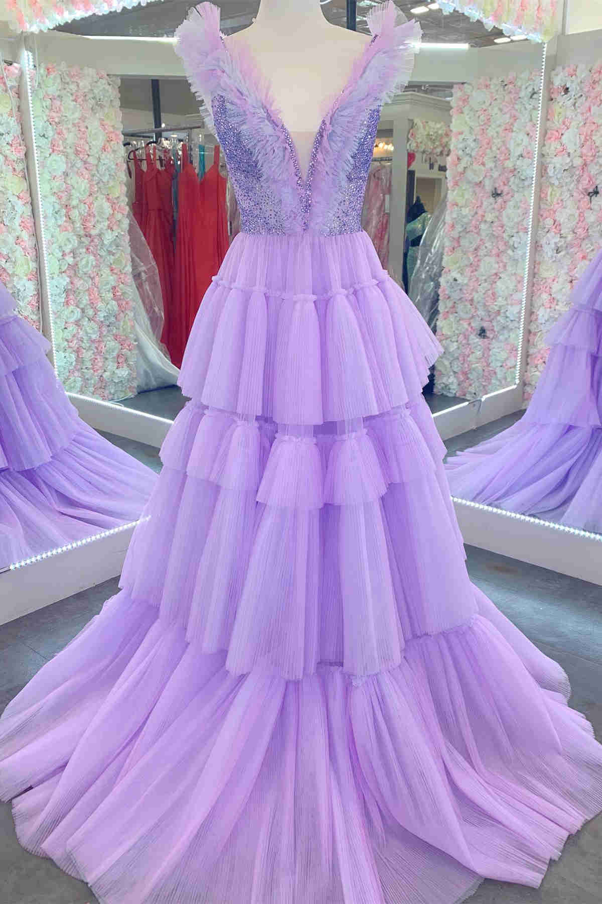 Vestido formal largo de tul escalonado color lavanda con lentejuelas en la parte superior