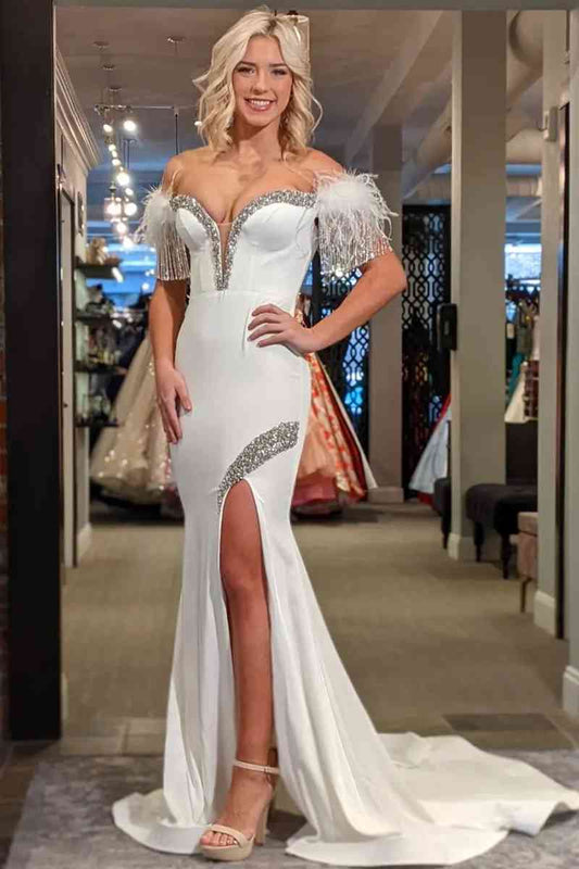 Vestido de fiesta de sirena con borlas y hombros descubiertos con abertura