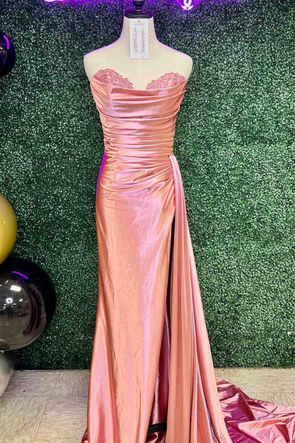 Vestido de fiesta largo plisado de satén estilo sirena sin tirantes color fucsia