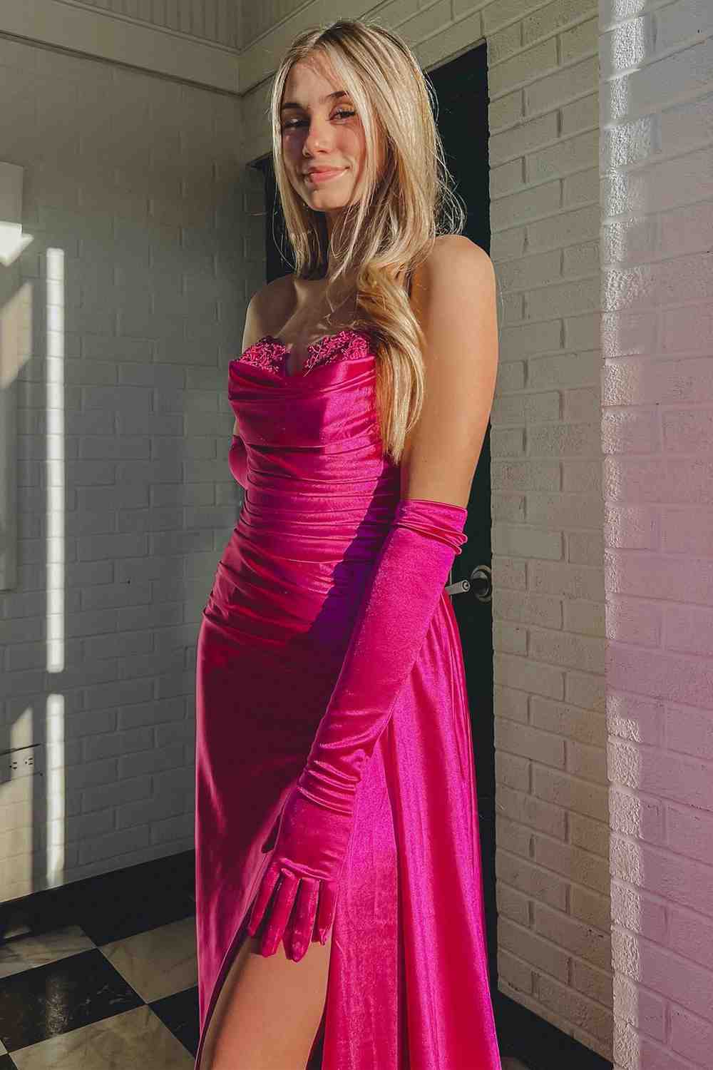 Vestido de fiesta largo plisado de satén estilo sirena sin tirantes color fucsia