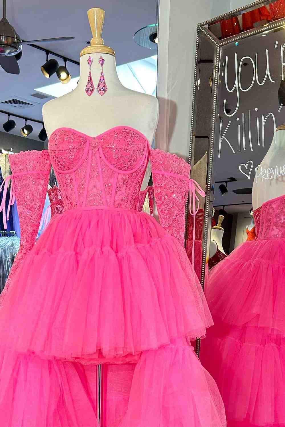 Vestido de fiesta rosa intenso con hombros descubiertos, corte A, capas de tul, apliques, corte alto-bajo