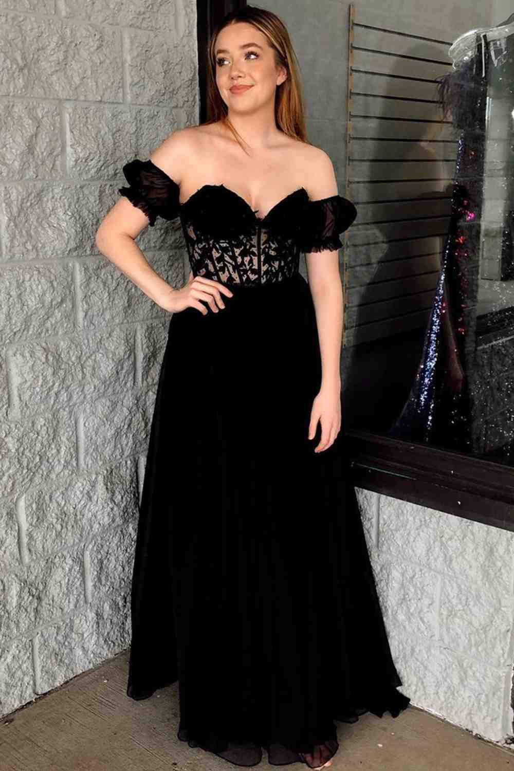 Vestido de fiesta largo de gasa con hombros descubiertos, corte A, apliques y cordones