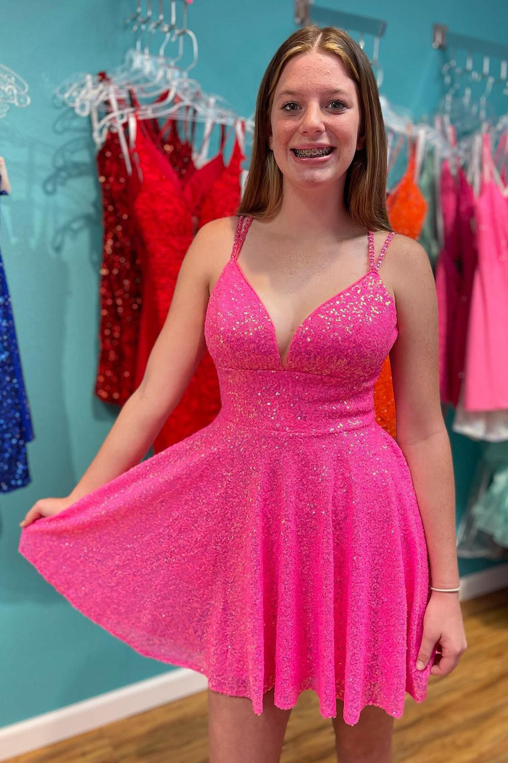Vestido de fiesta de lentejuelas con tirantes dobles y corte A