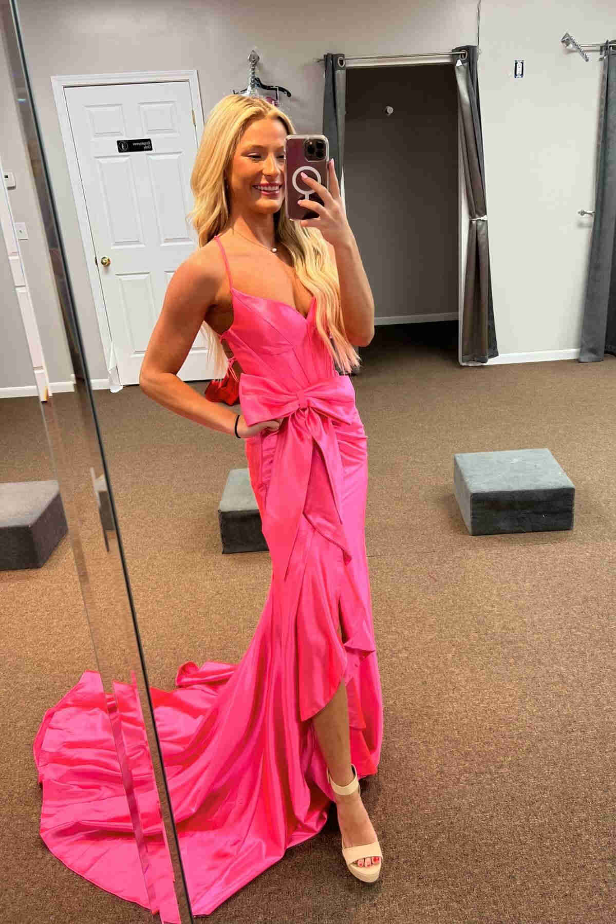 Vestido de fiesta de sirena de satén con escote en V y tirantes y lazo