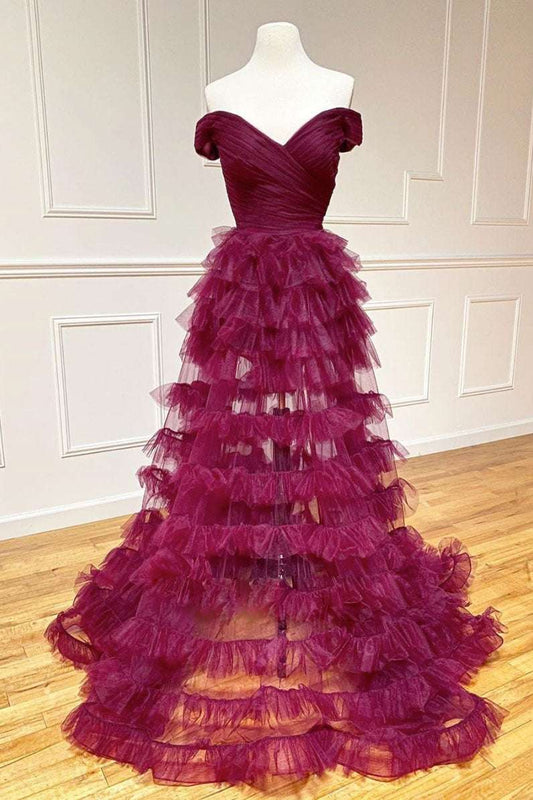 Vestido de fiesta plisado con hombros descubiertos en color baya oscuro, transparente y escalonado
