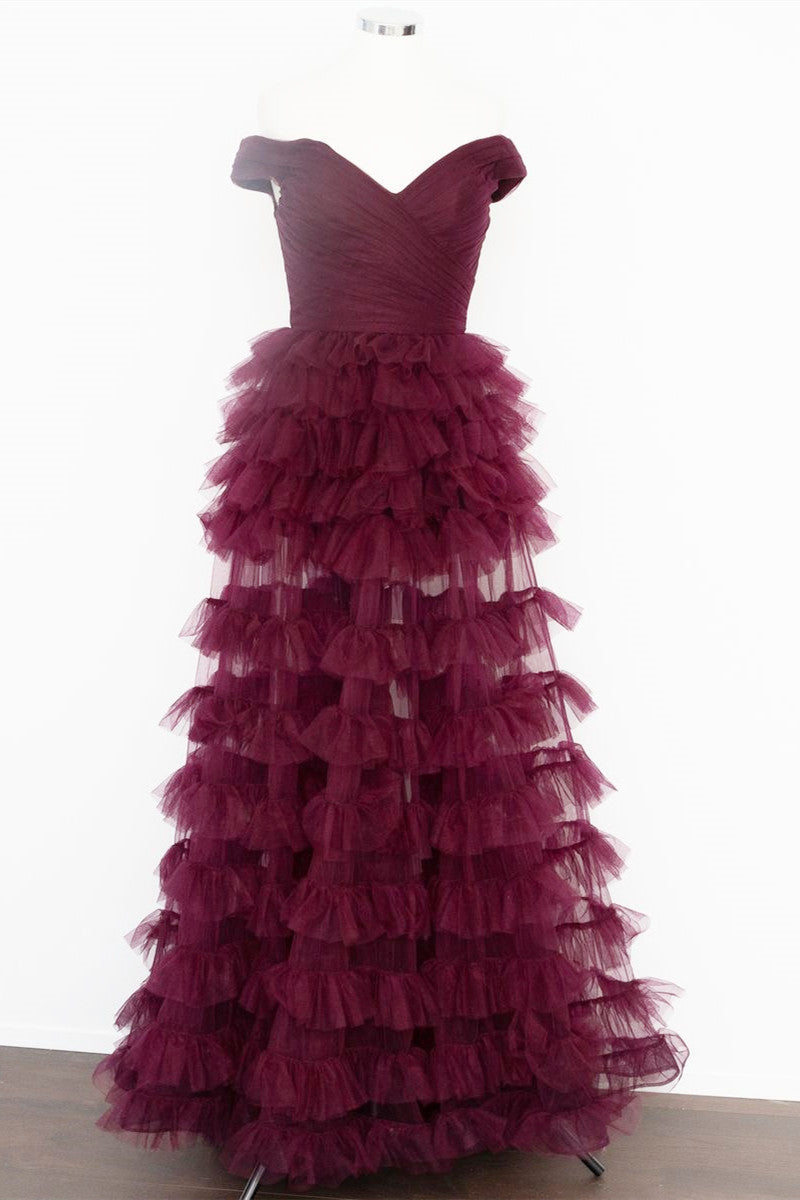 Vestido de fiesta plisado con hombros descubiertos en color baya oscuro, transparente y escalonado