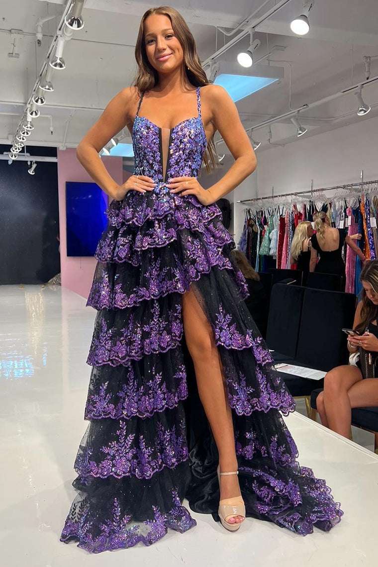 Vestido formal con tirantes, lentejuelas fucsias y capas con abertura