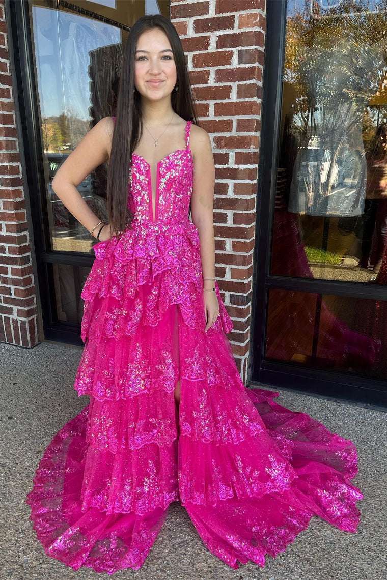 Vestido formal con tirantes, lentejuelas fucsias y capas con abertura