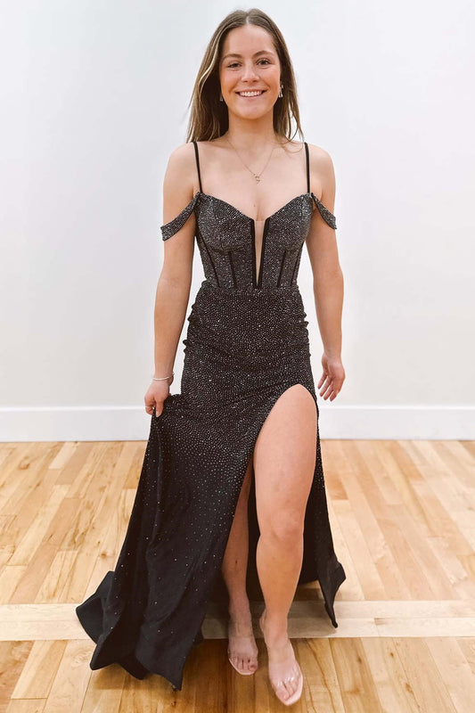 Vestido de fiesta de sirena con abertura y cuentas negras y hombros descubiertos