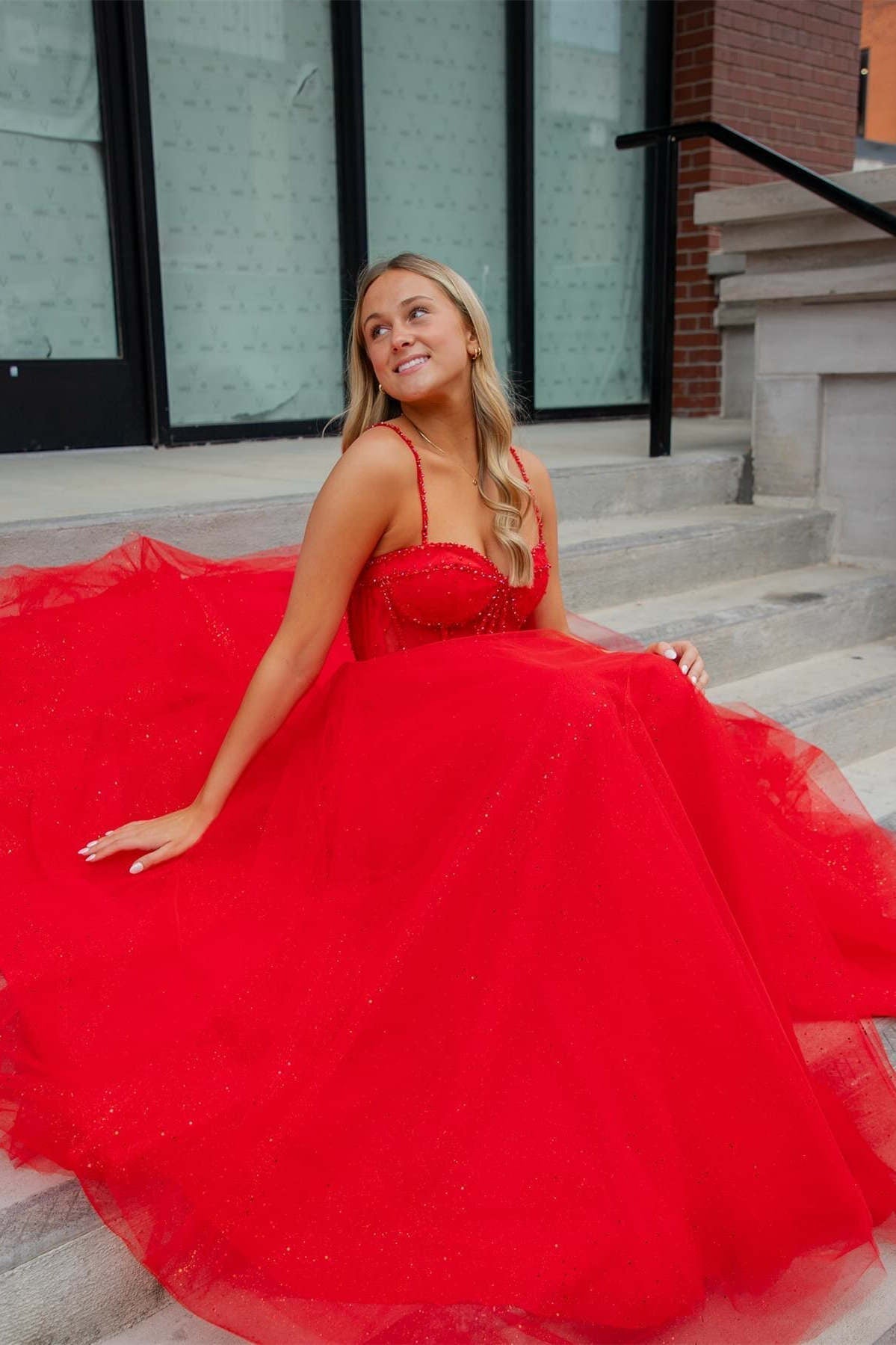 Glitzerndes, perlenbesetztes A-Linien-Ballkleid mit Schlitz