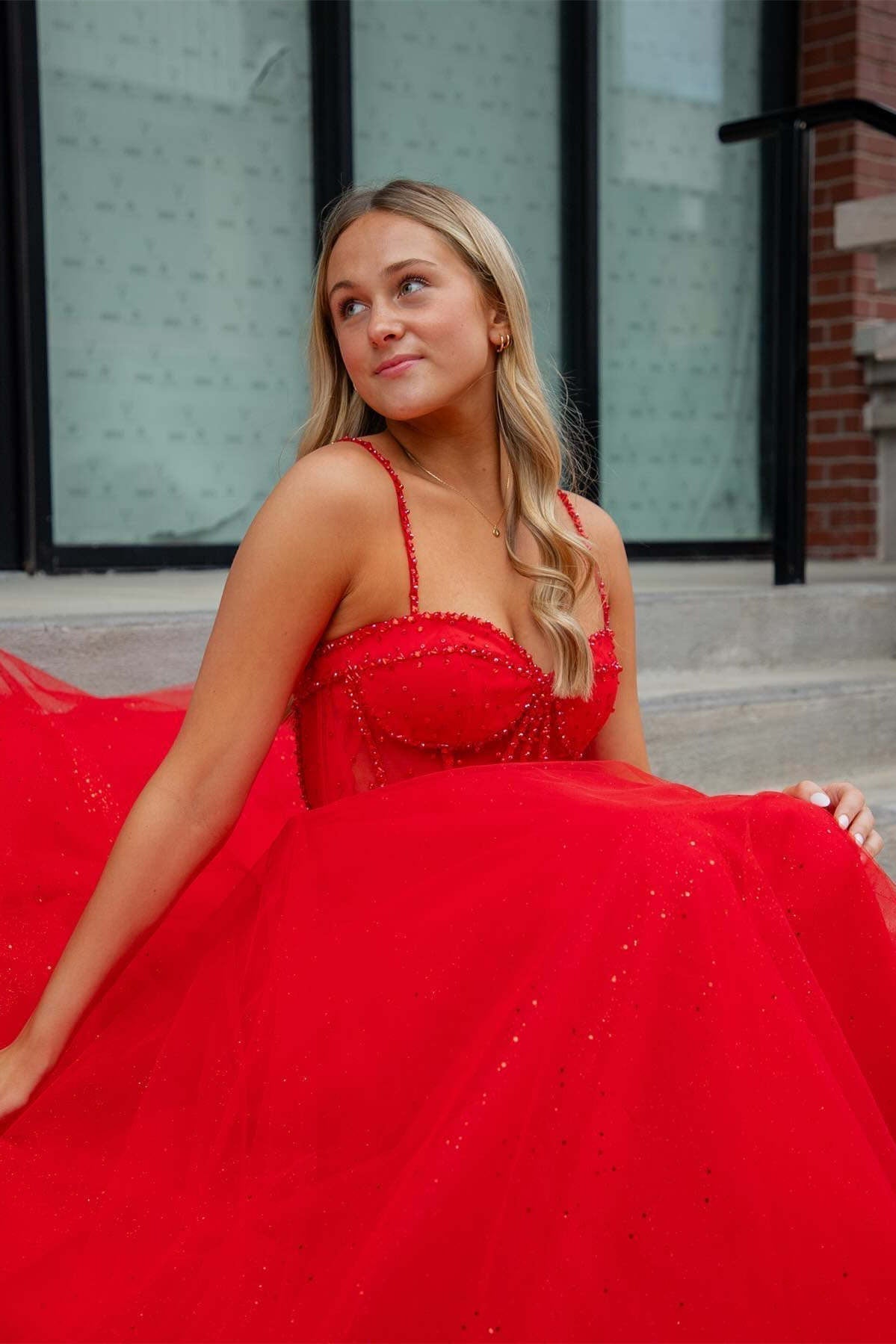 Glitzerndes, perlenbesetztes A-Linien-Ballkleid mit Schlitz