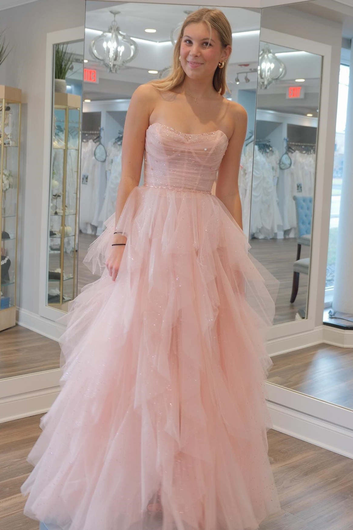 Vestido de fiesta de tul con volantes, cuentas y lentejuelas rosa claro sin tirantes