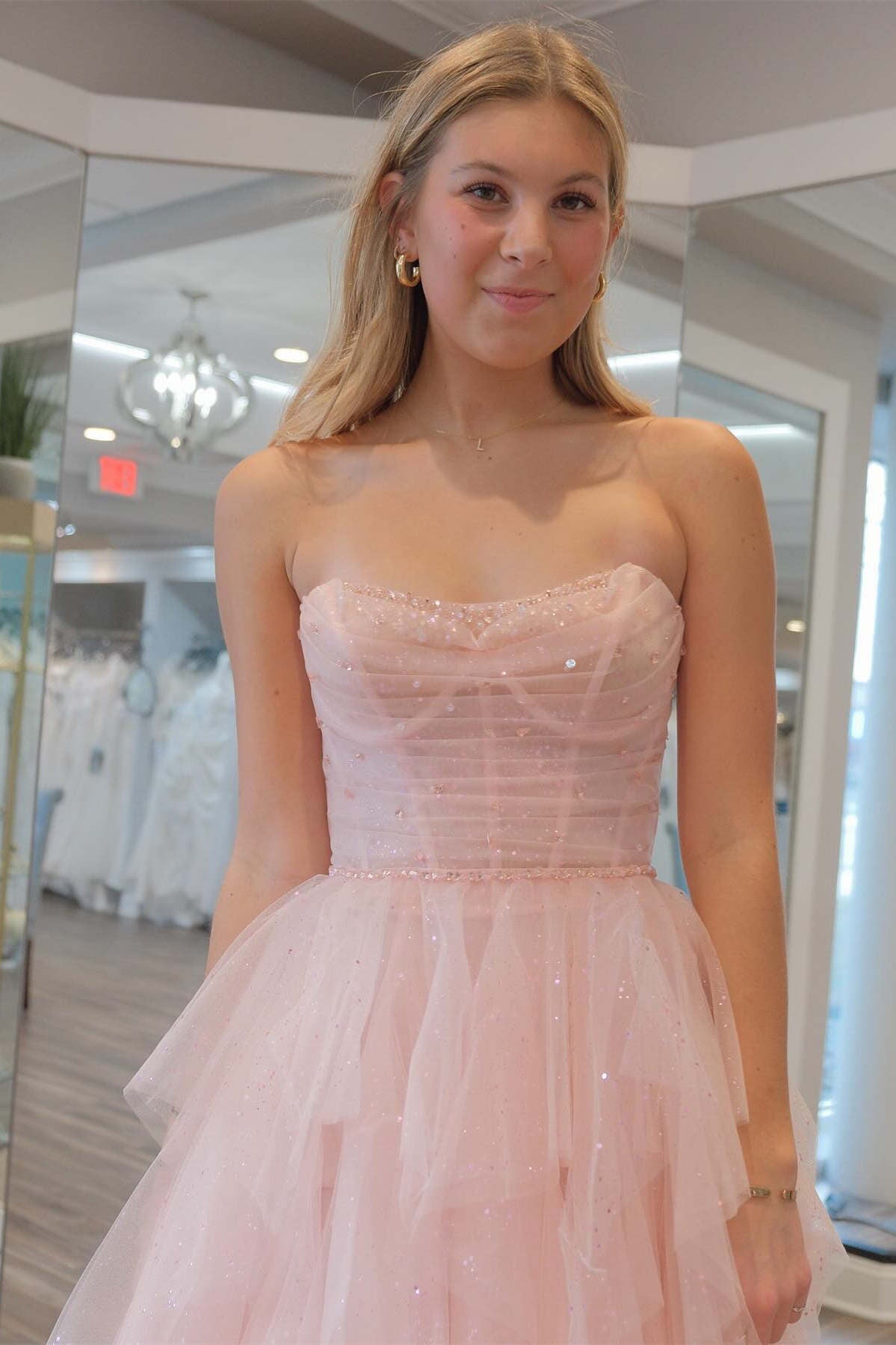 Vestido de fiesta de tul con volantes, cuentas y lentejuelas rosa claro sin tirantes