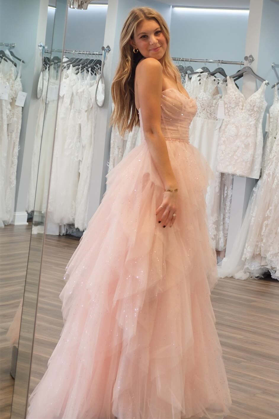 Vestido de fiesta de tul con volantes, cuentas y lentejuelas rosa claro sin tirantes