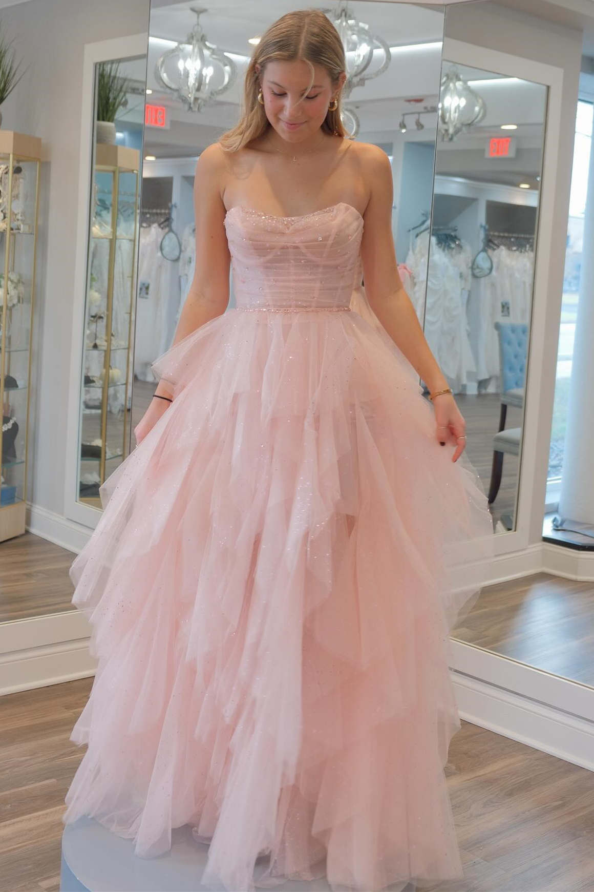 Vestido de fiesta de tul con volantes, cuentas y lentejuelas rosa claro sin tirantes