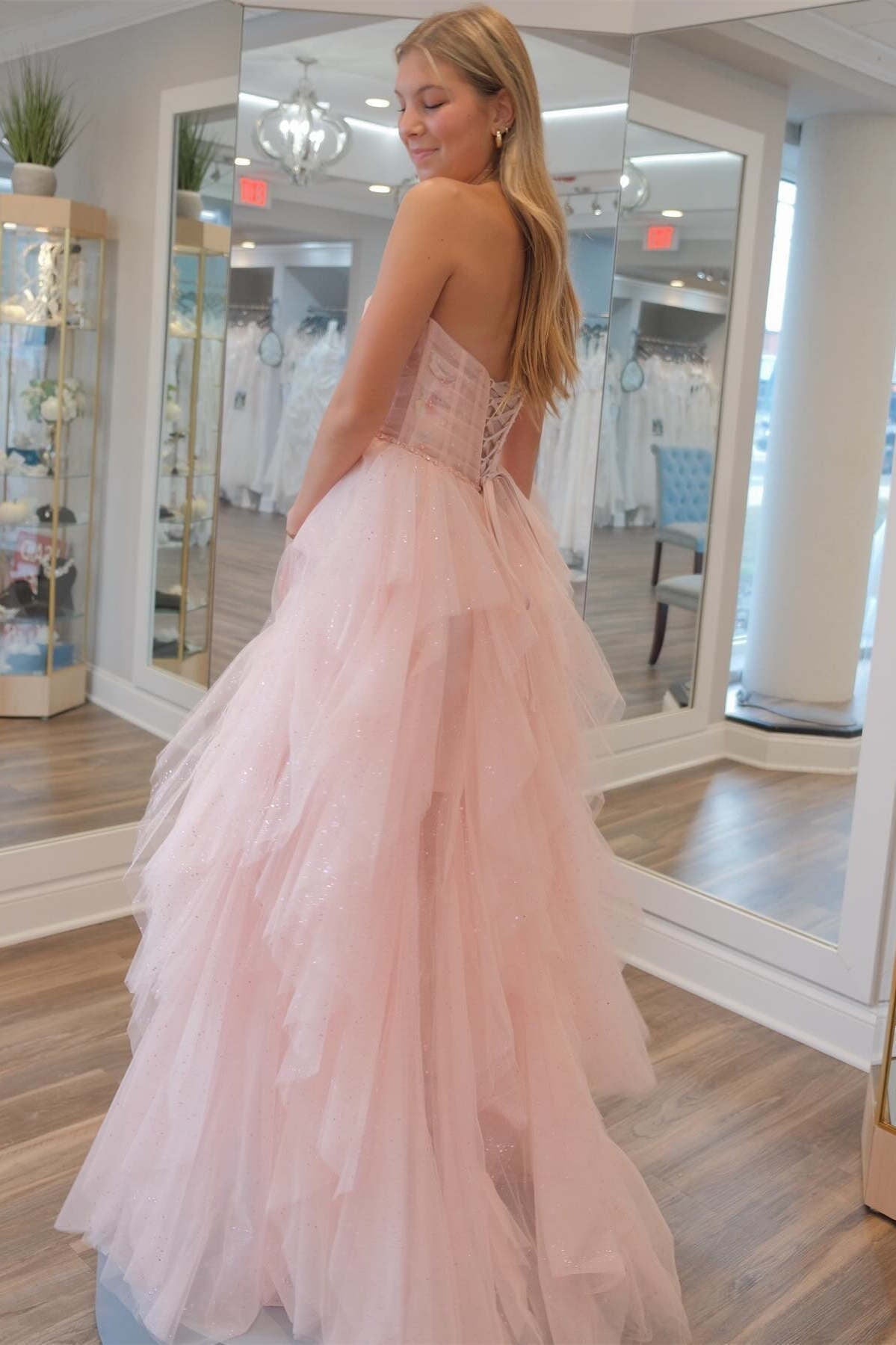 Vestido de fiesta de tul con volantes, cuentas y lentejuelas rosa claro sin tirantes