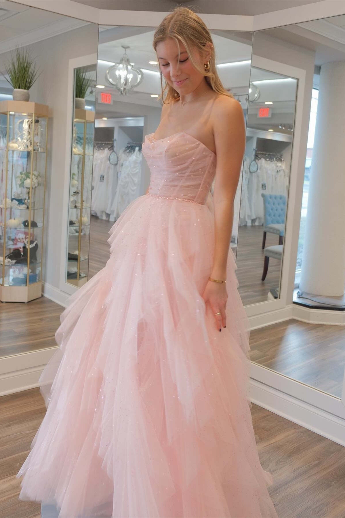 Vestido de fiesta de tul con volantes, cuentas y lentejuelas rosa claro sin tirantes