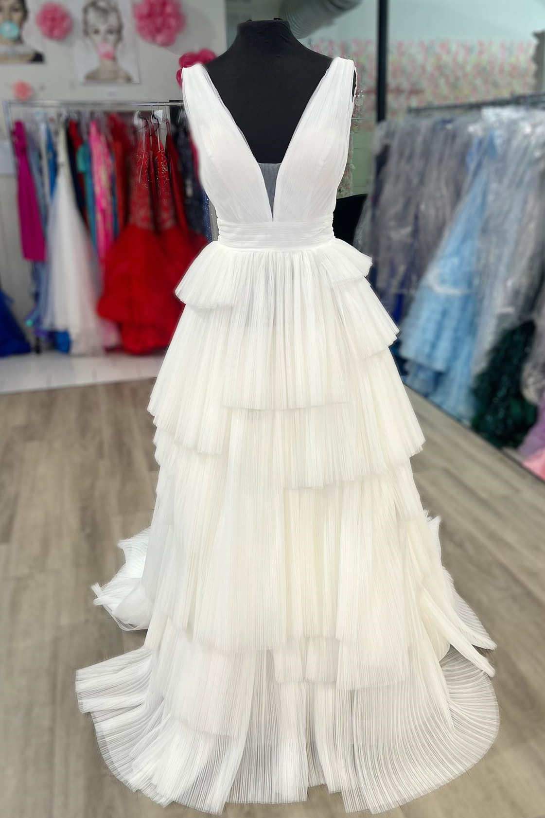 Vestido formal largo plisado con cuello en V y capas