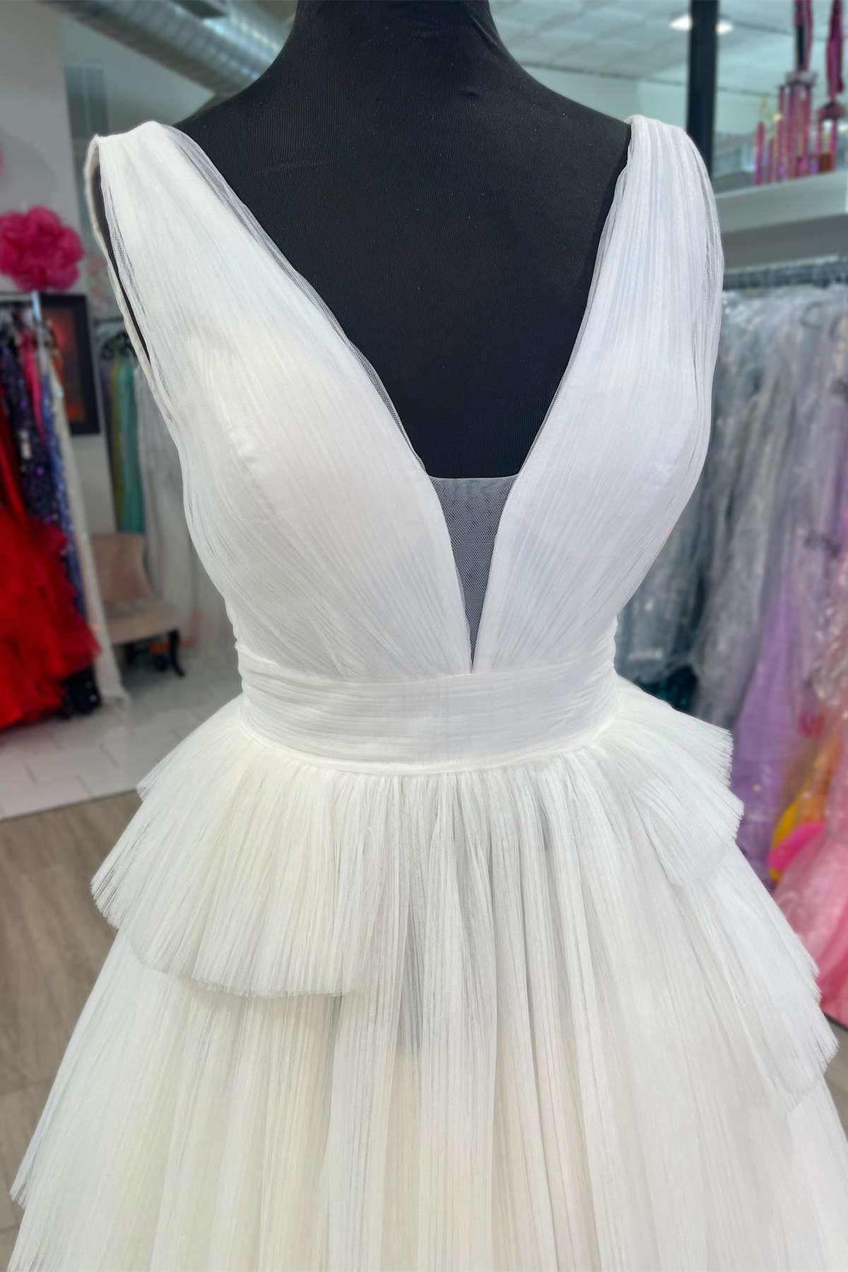 Vestido formal largo plisado con cuello en V y capas