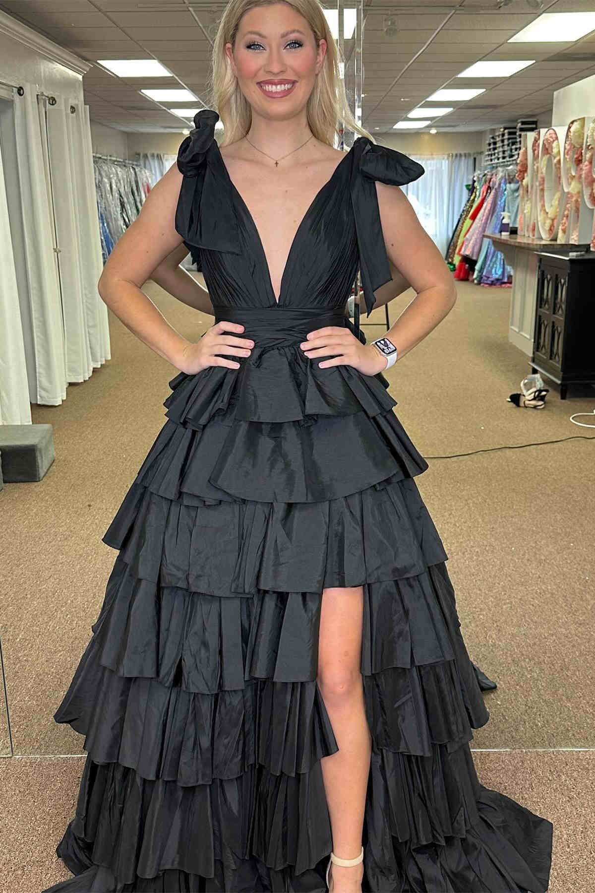 Vestido de gala fucsia con escote en V pronunciado, tirantes con lazo y volantes