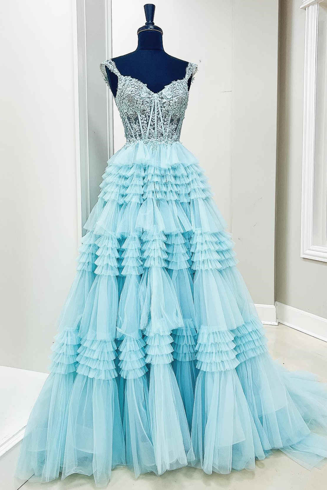 Vestido de fiesta largo de tul con hombros descubiertos y volantes en capas