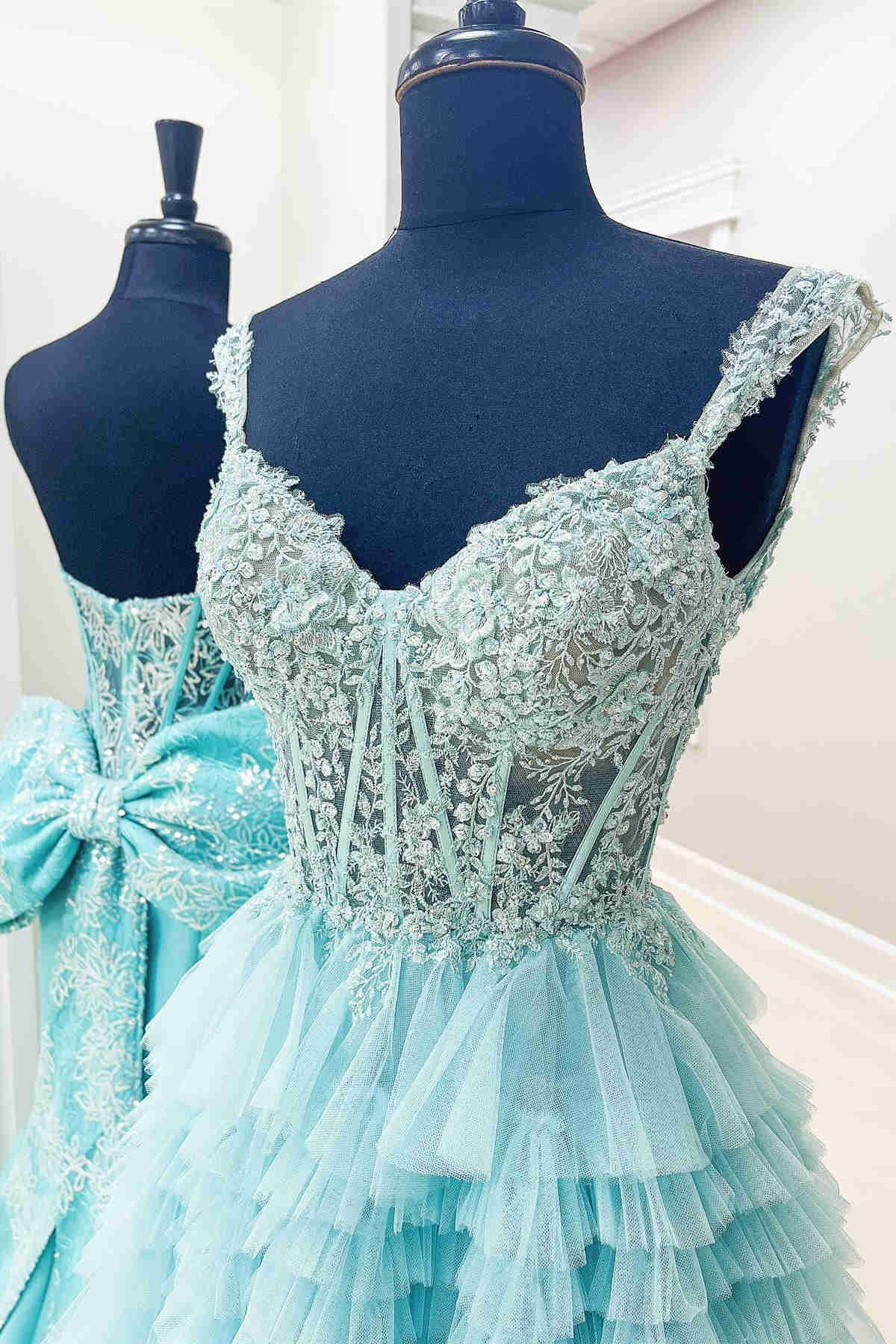 Vestido de fiesta largo de tul con hombros descubiertos y volantes en capas