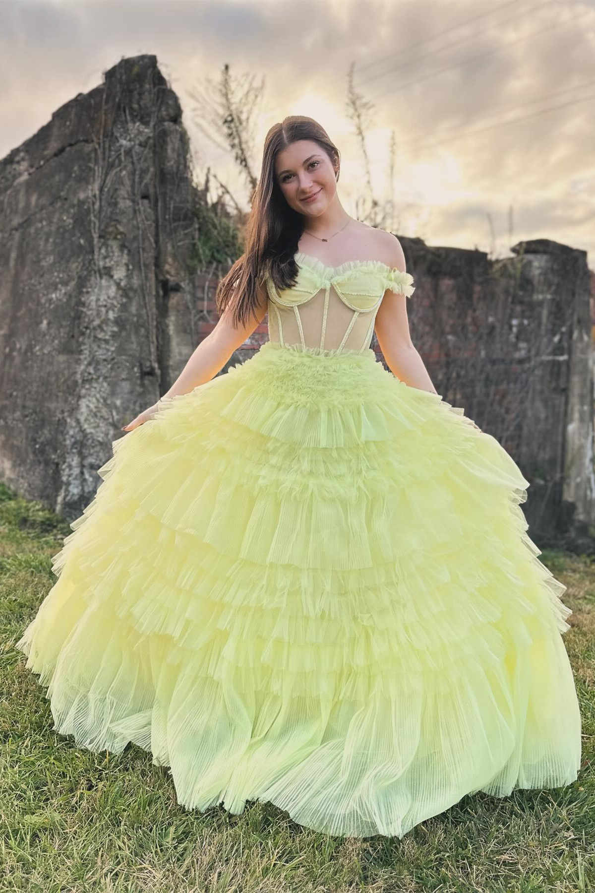 Schulterfreies, hellgelbes Ballkleid mit Rüschen und Lagenmuster